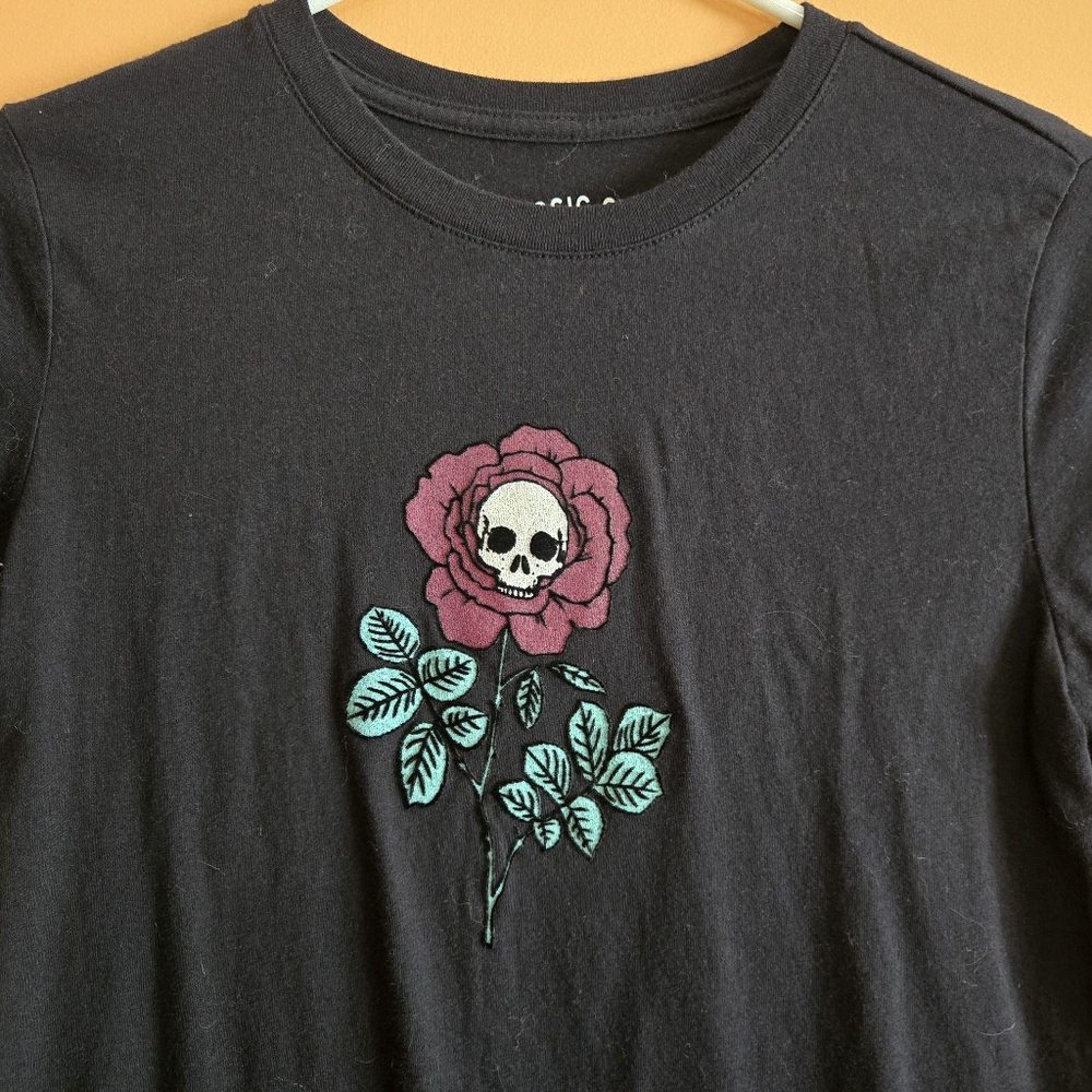 Aeropostale Black Tee with Skull and Floral Design